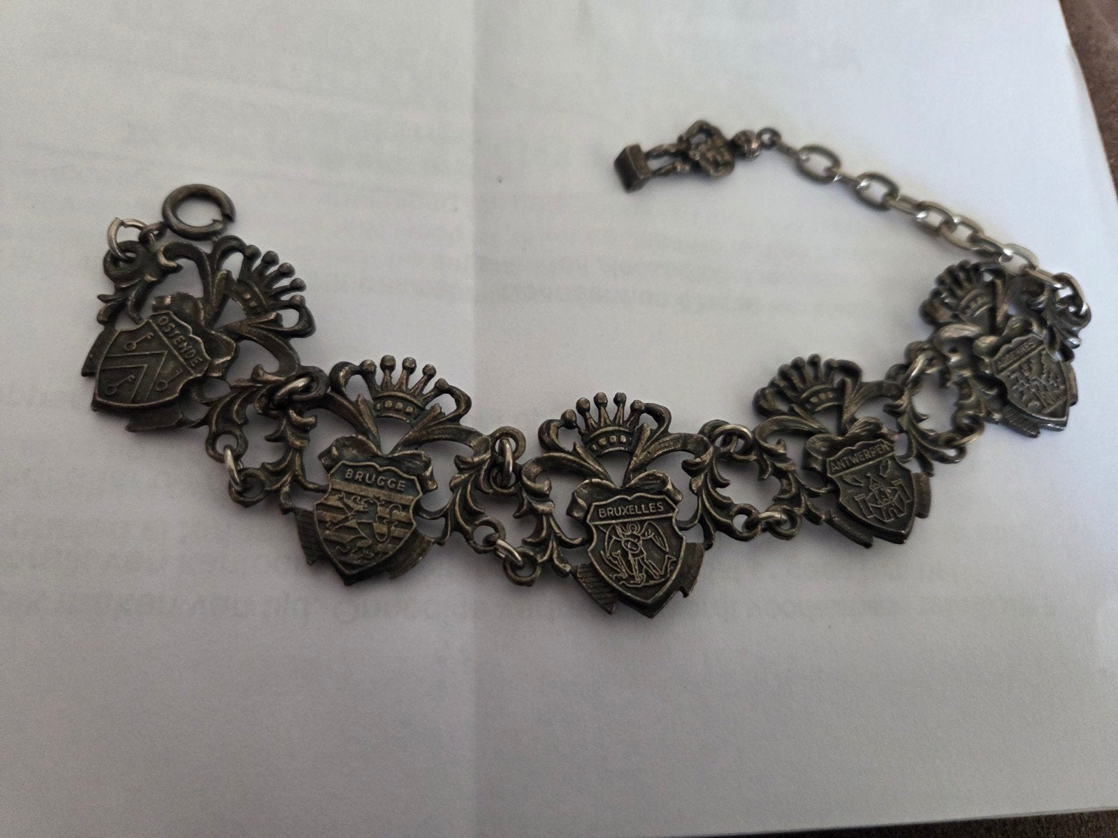 Vintage zilverkleurige armband met Belgische stadswapens, Overige materialen, Gebruikt, Ophalen of Verzenden, Met bedels of kralen