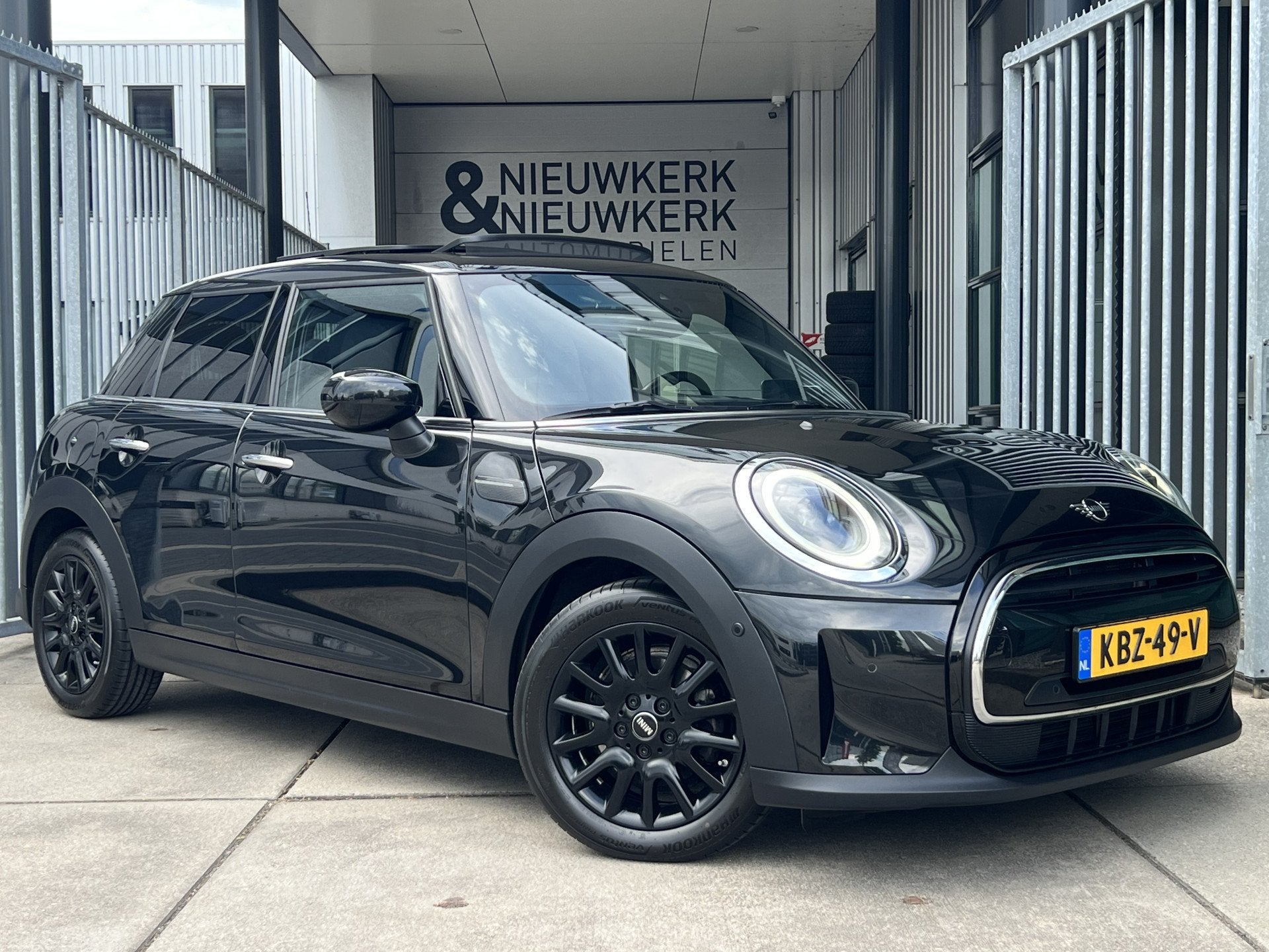 MINI 5-deurs 1.5 Cooper Classic | SCHUIF/KANTELDAK | HEAD-UP, 136 pk, Gebruikt, Automatische klimaatregeling, Met garantie (alle)