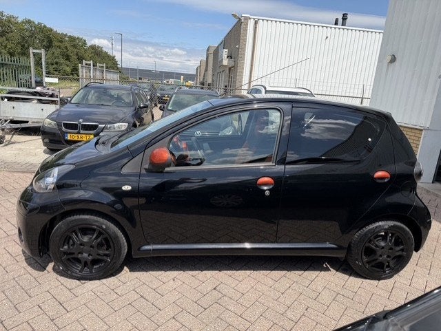 Toyota Aygo 1.0 VVT-i Dynamic Orange AIRCO, Voorwielaandrijving, Stof, Gebruikt, Zwart