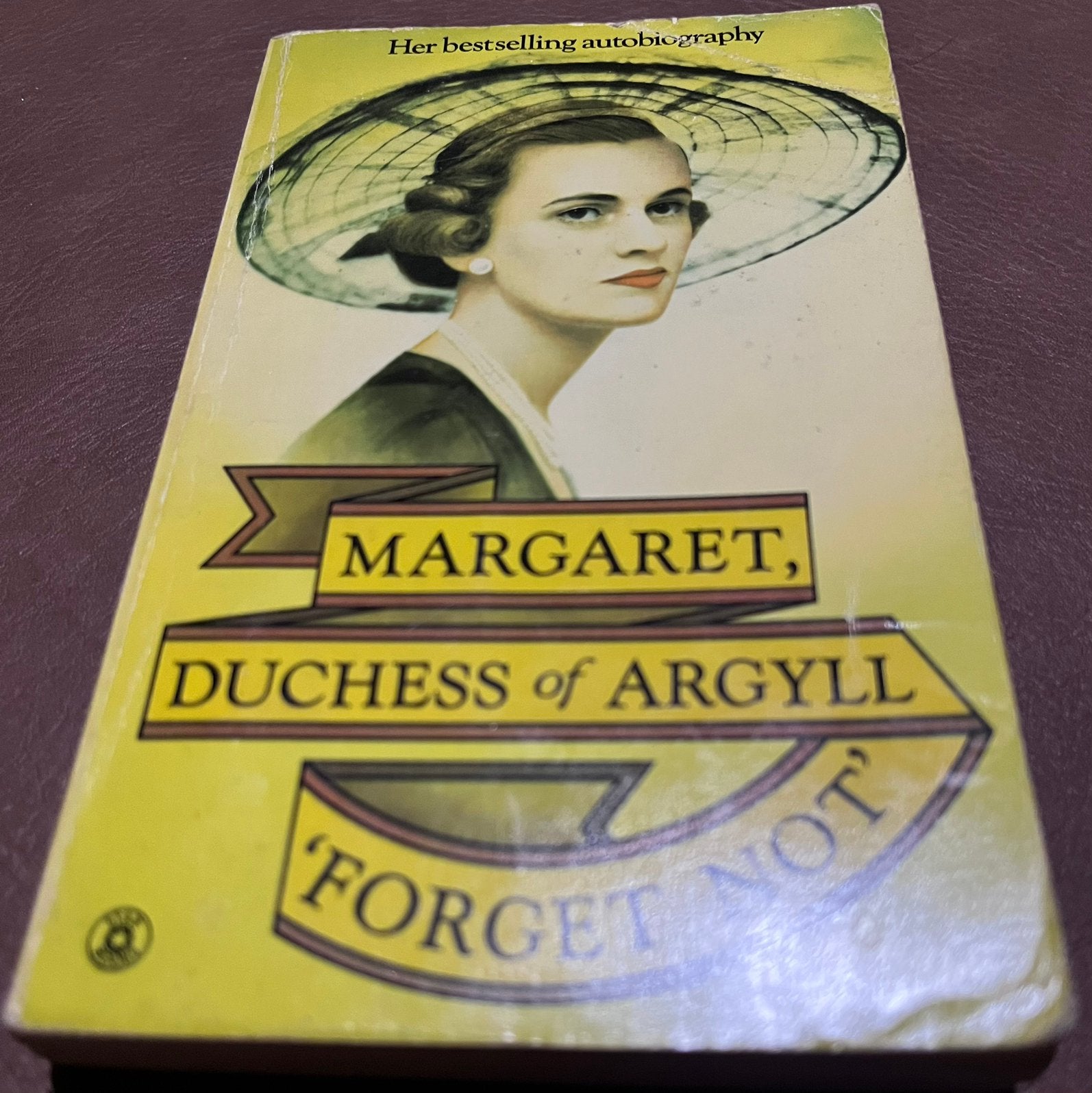 Boek - Margaret, Duchess of Argyll - ‘ Forget Not ‘ - 1975, Boeken, Ophalen of Verzenden, Gelezen