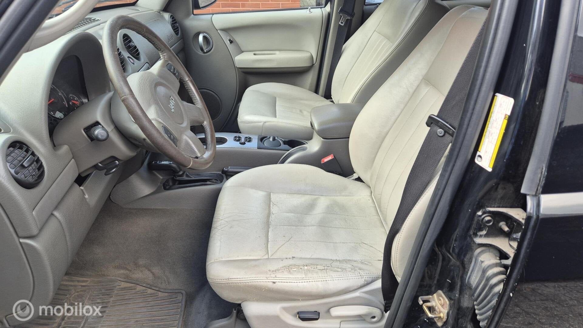 Jeep Cherokee 3.7 V6 Renegade, Automaat, Gebruikt, 3360 kg, Zwart