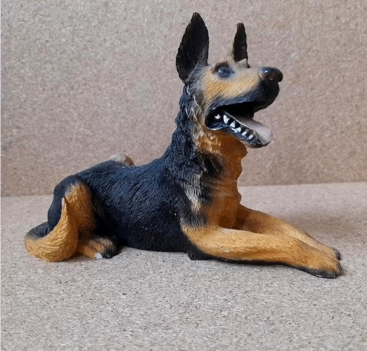 Beeldje van een Duitse herder steenachtig materiaal., Ophalen of Verzenden, Gebruikt, Dier