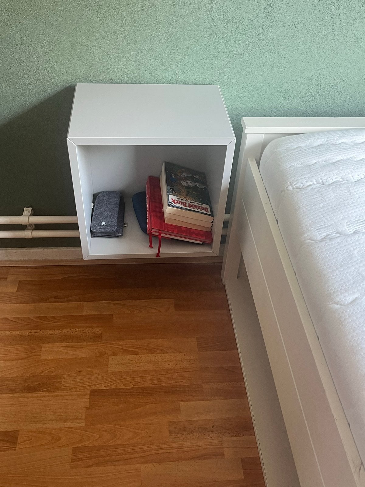 grijze kubus wandplanken / nachtkastjes, Ophalen, Gebruikt