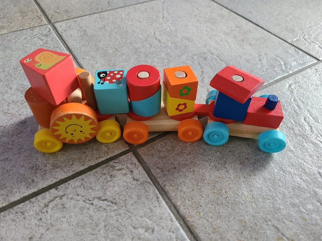 Gekleurde houten trein met blokken, Ophalen of Verzenden, Zo goed als nieuw
