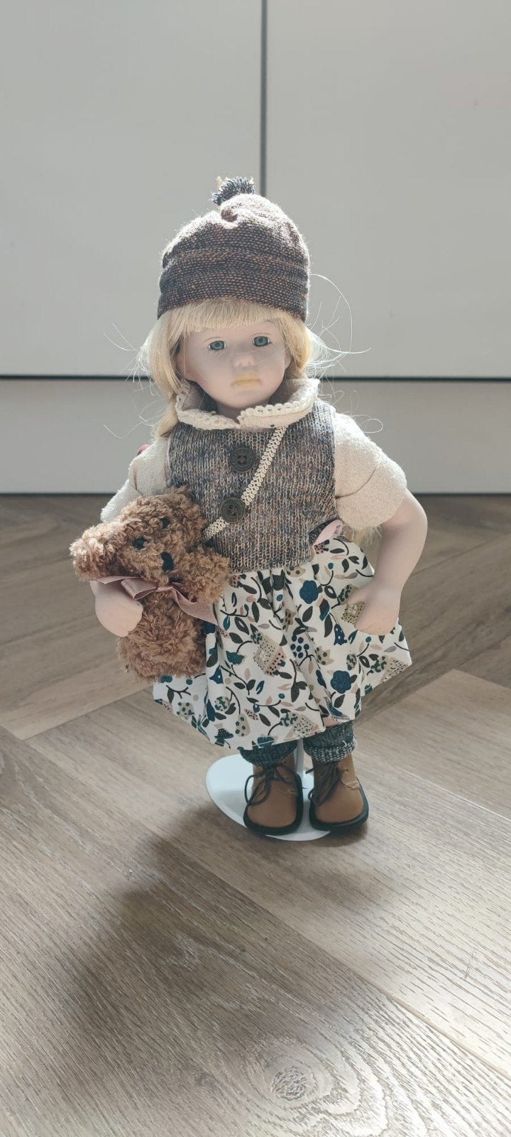 nette pop. meisje 32 cm. wordt geleverd met standaard, Verzamelen, Ophalen, Gebruikt, Pop