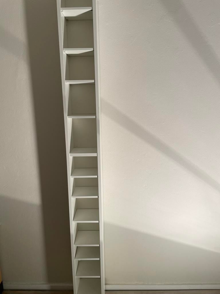 Smalle witte kast met in hoogte verstelbare planken, Ophalen, Zo goed als nieuw, Hout, Cd's of Dvd's