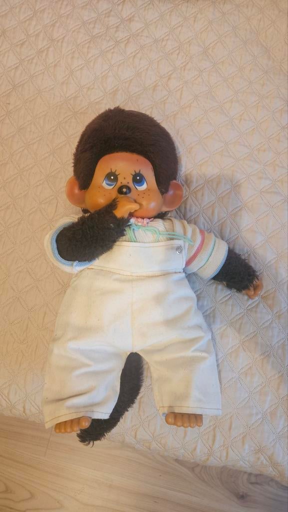 Vintage Monchhichi knuffelpop in witte tuinbroek, Gebruikt, Overige merken, Overige karakters, Ophalen of Verzenden