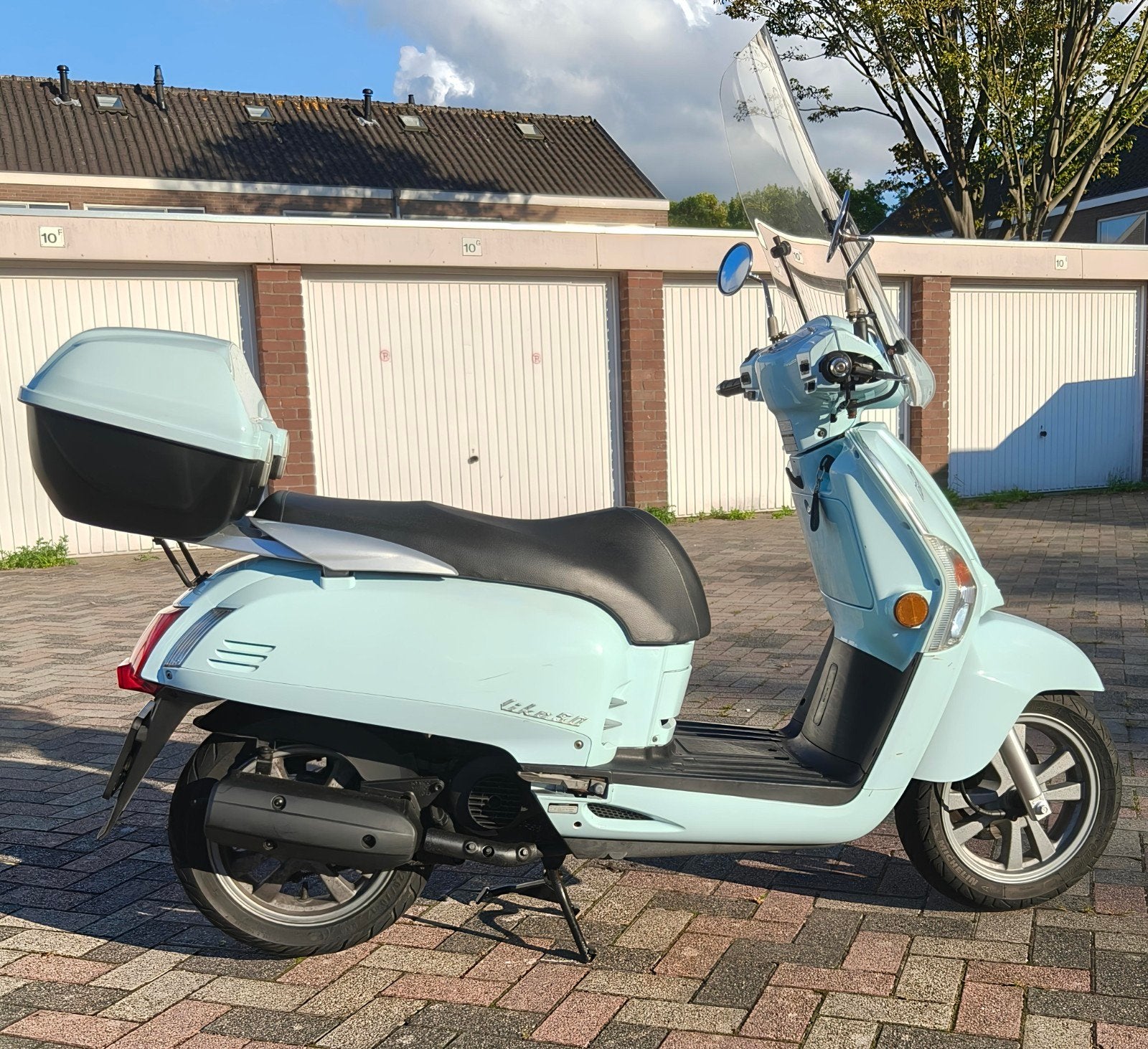 Foto 4 van Kymco Like 50 Scooter - Lichtblauw, Inclusief Topkoffer