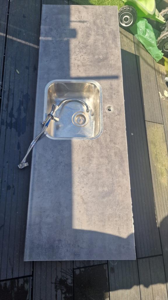 Nieuw aanrechtblad met nieuw kraan, Huis en Inrichting, Keuken | Keukenelementen, Ophalen of Verzenden, 50 tot 75 cm, Minder dan 100 cm