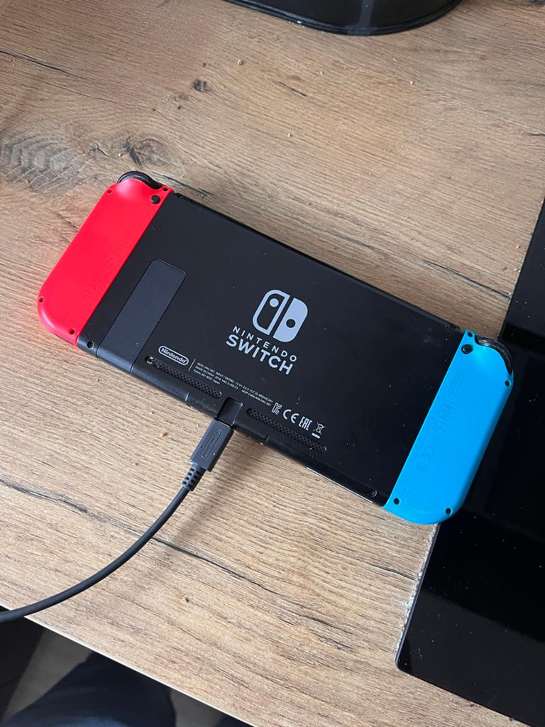 Nintendo Switch met oplader te koop, Spelcomputers en Games, Spelcomputers | Nintendo Switch, Ophalen of Verzenden, Zo goed als nieuw