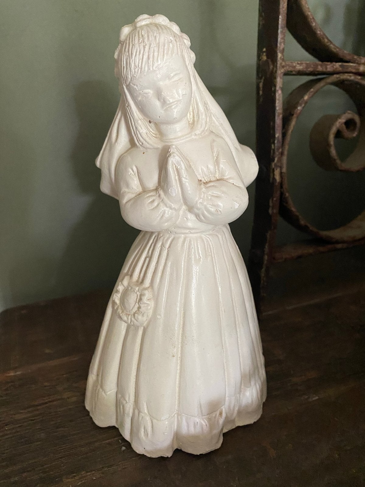 Gipsen beeldje biddend meisje - Bruidje/Communicantje 20 cm, Ophalen of Verzenden, Gebruikt, Beeld(je), Christendom | Katholiek