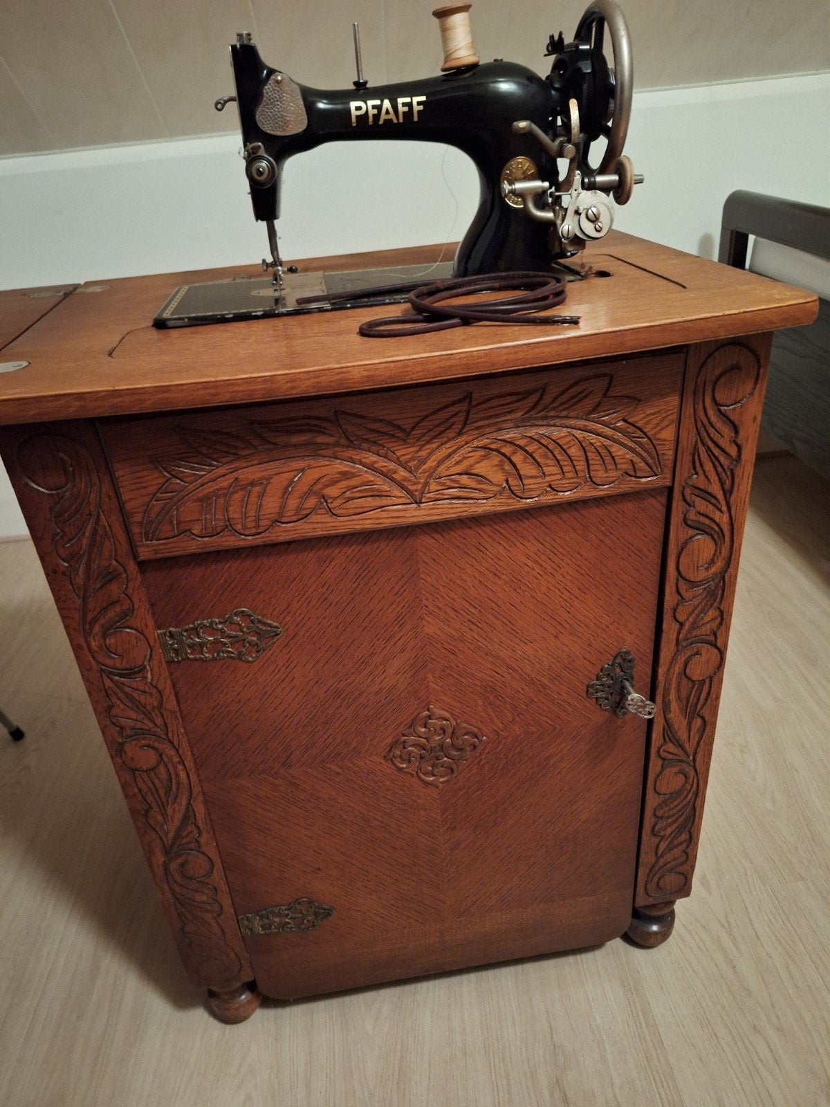Antieke naaimachine, Ophalen