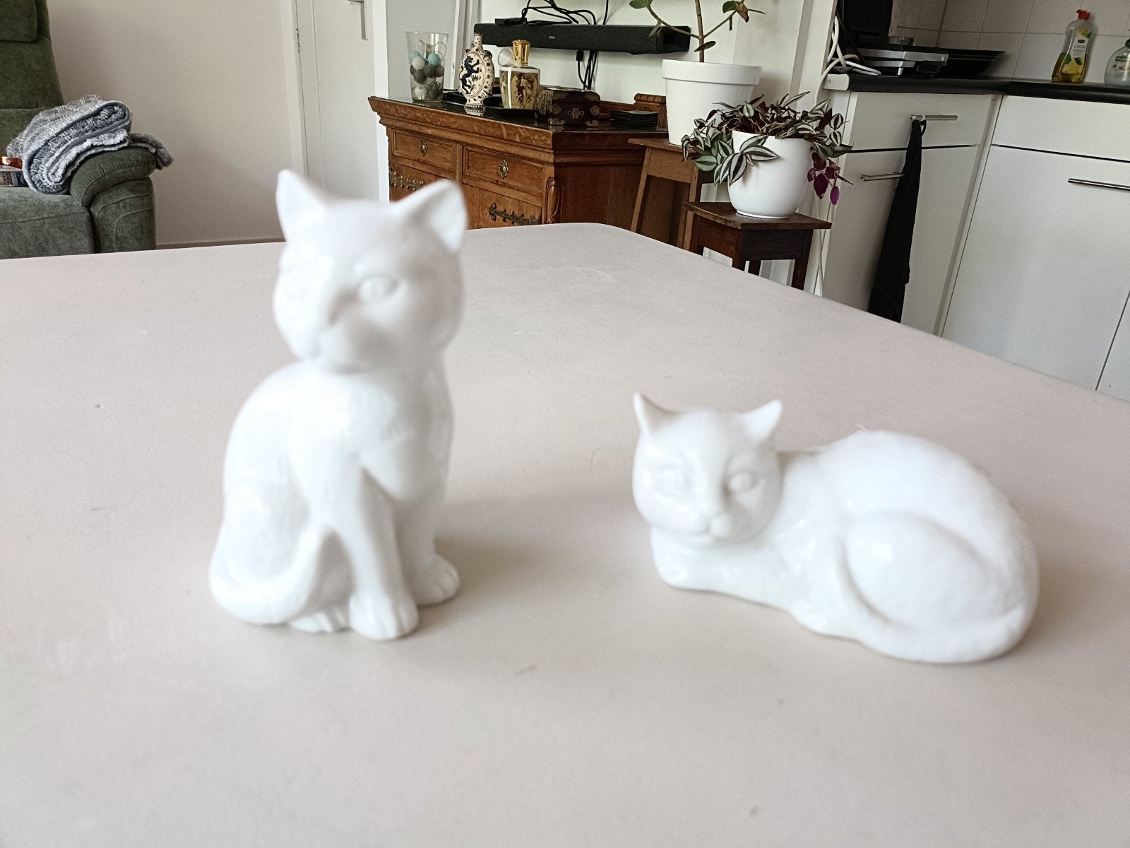 2 witte porseleinen katten beeldjes.
Beide nog in goede cond, Ophalen of Verzenden, Zo goed als nieuw, Dier