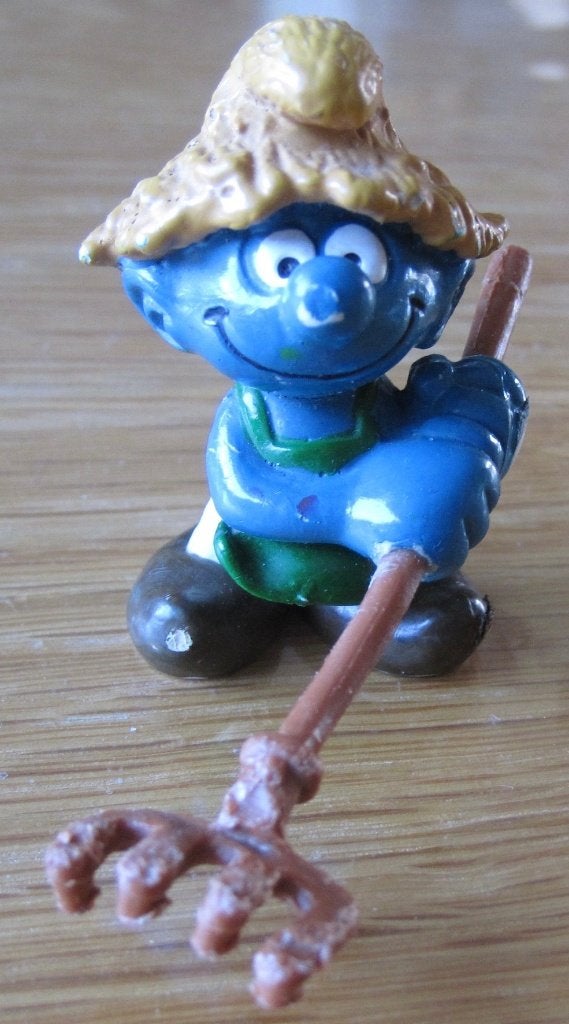 Smurf met hark - Peyo 1982, Ophalen of Verzenden, Gebruikt, Overige Smurfen, Poppetje, Figuurtje of Knuffel