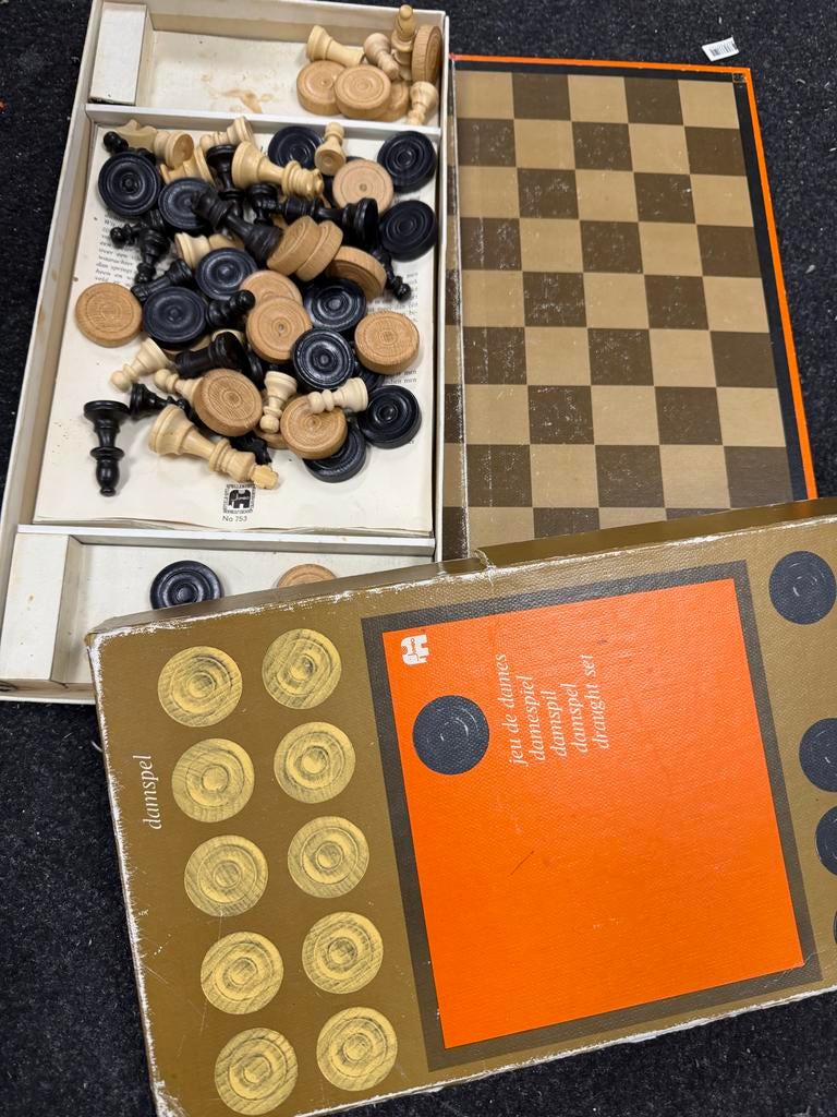 Vintage Damspel en Schaakspel in Doos - Compleet, Een of twee spelers, Ophalen of Verzenden, Gebruikt