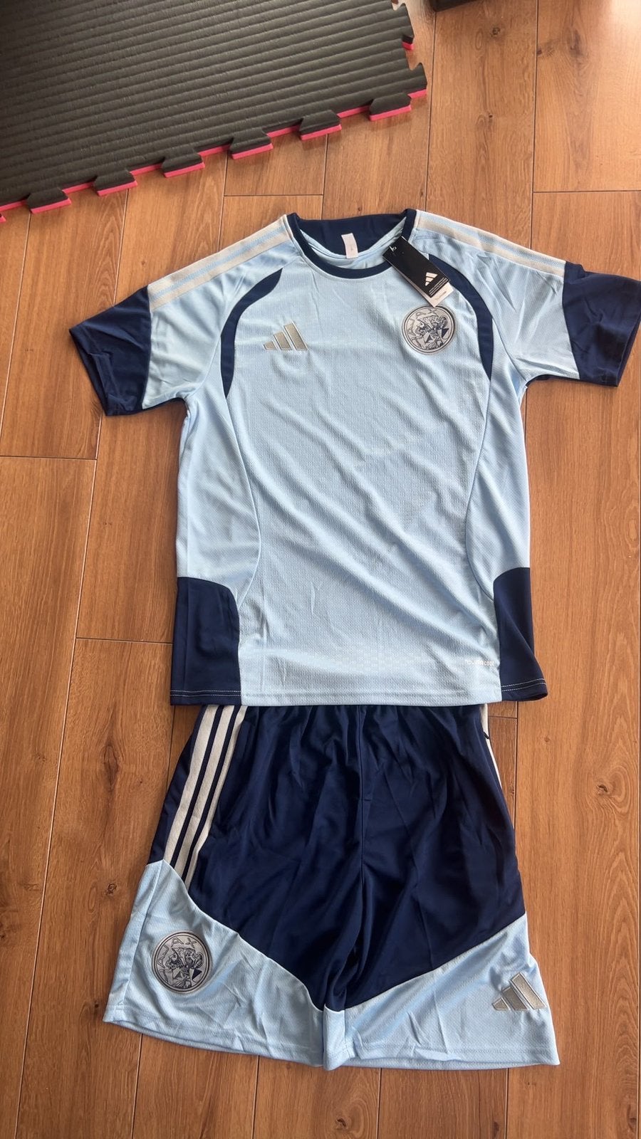 Nieuw Ajax adidas tenue maat L voetbalpakje pakje voetbal, Sport en Fitness, Voetbal, Ophalen of Verzenden, Nieuw, Set