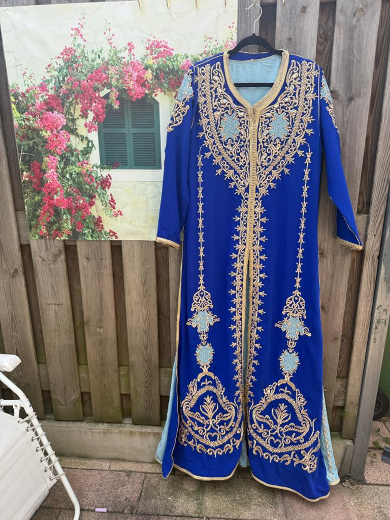 Prachtige blauwe Kaftan met gouden borduursels, Maat 38/40 (M), Overige typen, Blauw, Ophalen of Verzenden