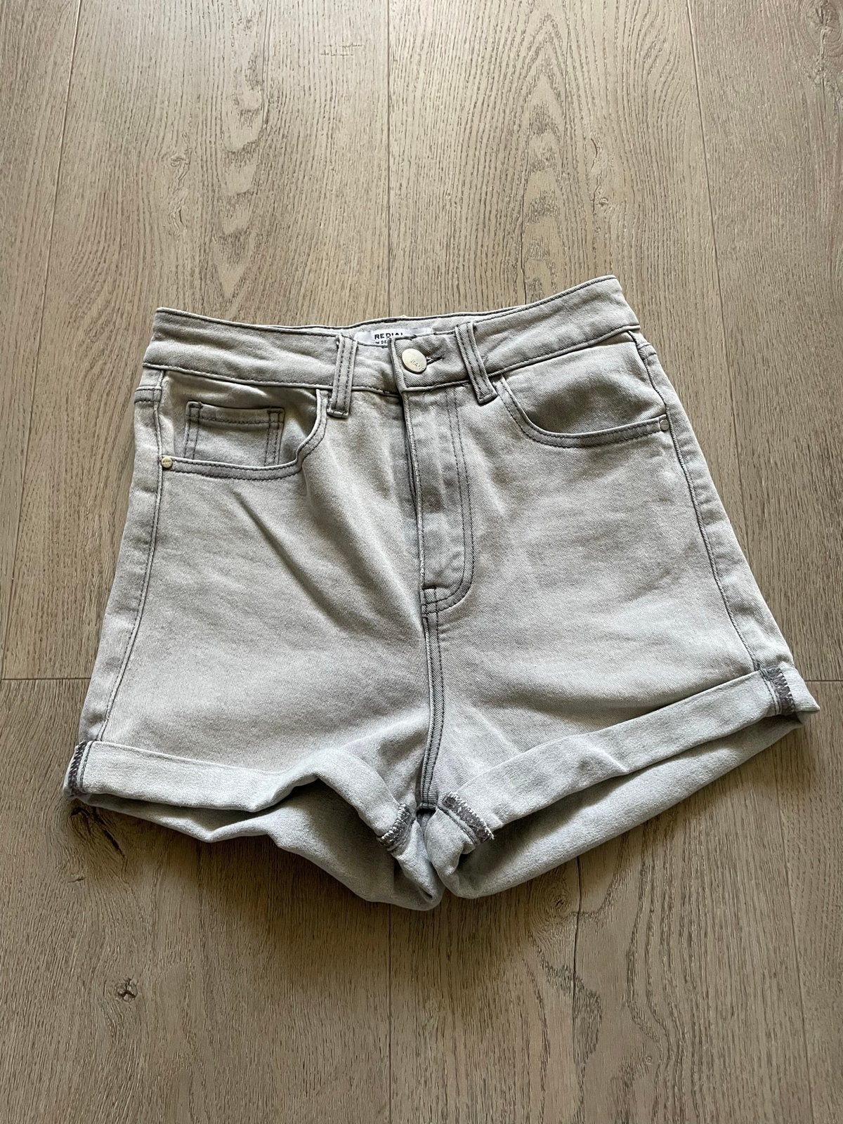 Grijze denim shorts met hoge taille - Redial, Kort, Ophalen of Verzenden, Zo goed als nieuw, Maat 34 (XS) of kleiner