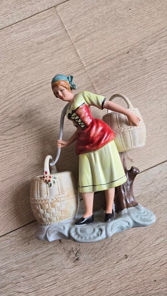 Porcelain vrouwbeeld uit Romanian in goed staat, Ophalen of Verzenden, Zo goed als nieuw