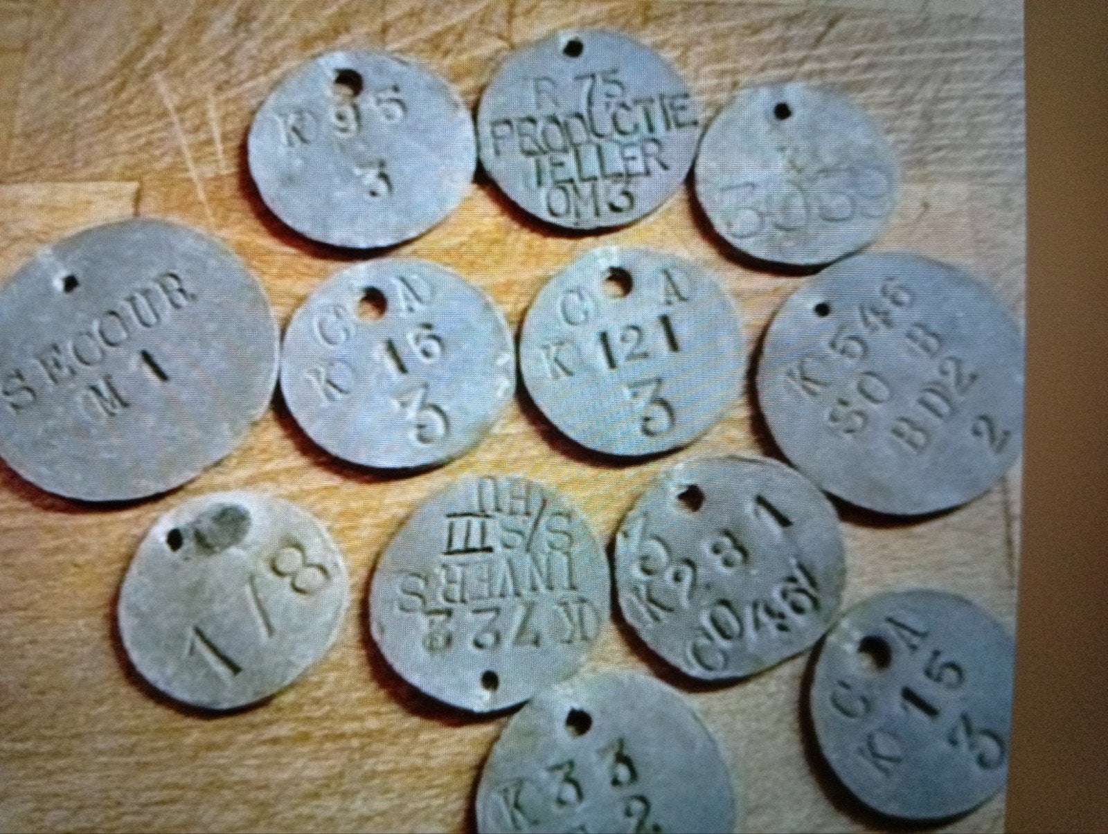 Antiek loden tags bekabeling, Ophalen