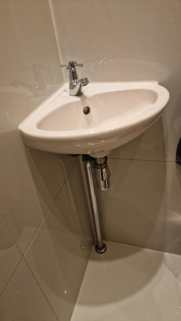 Pergamon hoogglans hoekfontein, incl. afvoerpijp, Doe-het-zelf en Verbouw, Sanitair, Ophalen, Gebruikt, Toilet