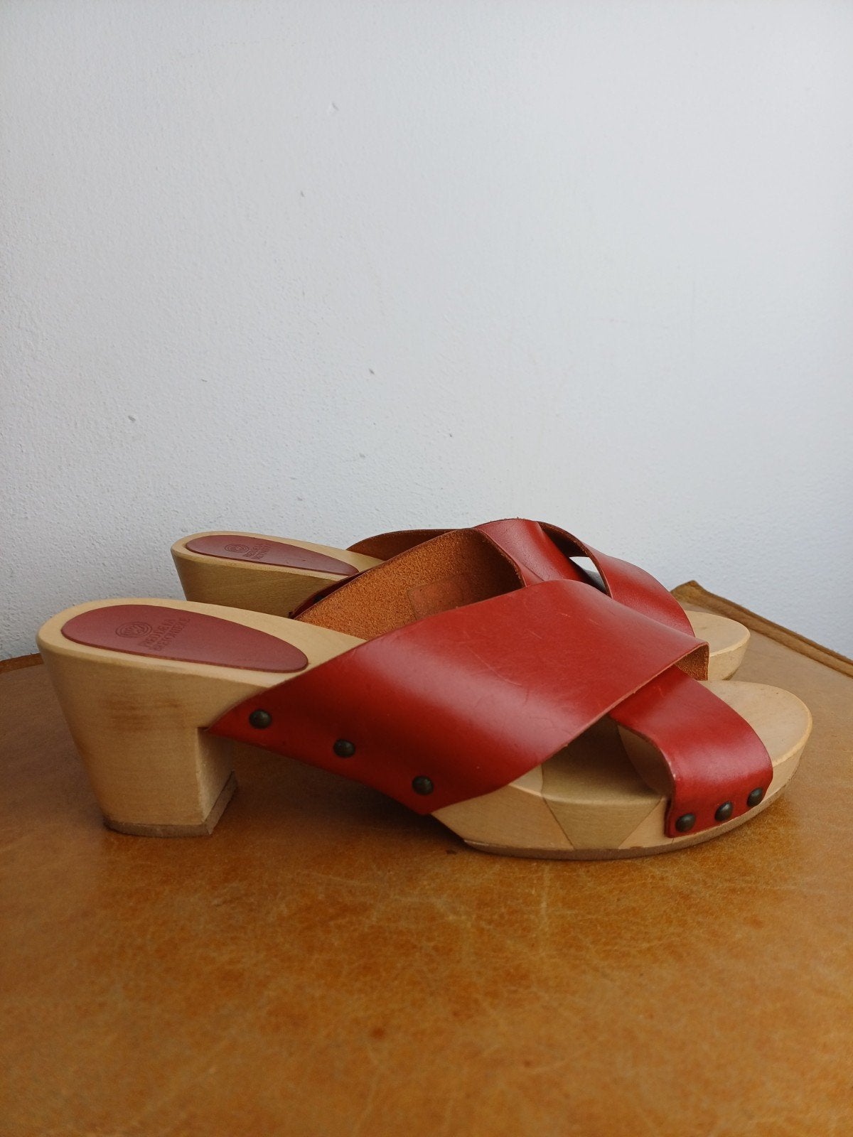 Klomp muiltjes rood leer Fred de la Bretoniere 40, Kleding | Dames, Schoenen, Ophalen of Verzenden, Zo goed als nieuw, Rood, Sandalen of Muiltjes