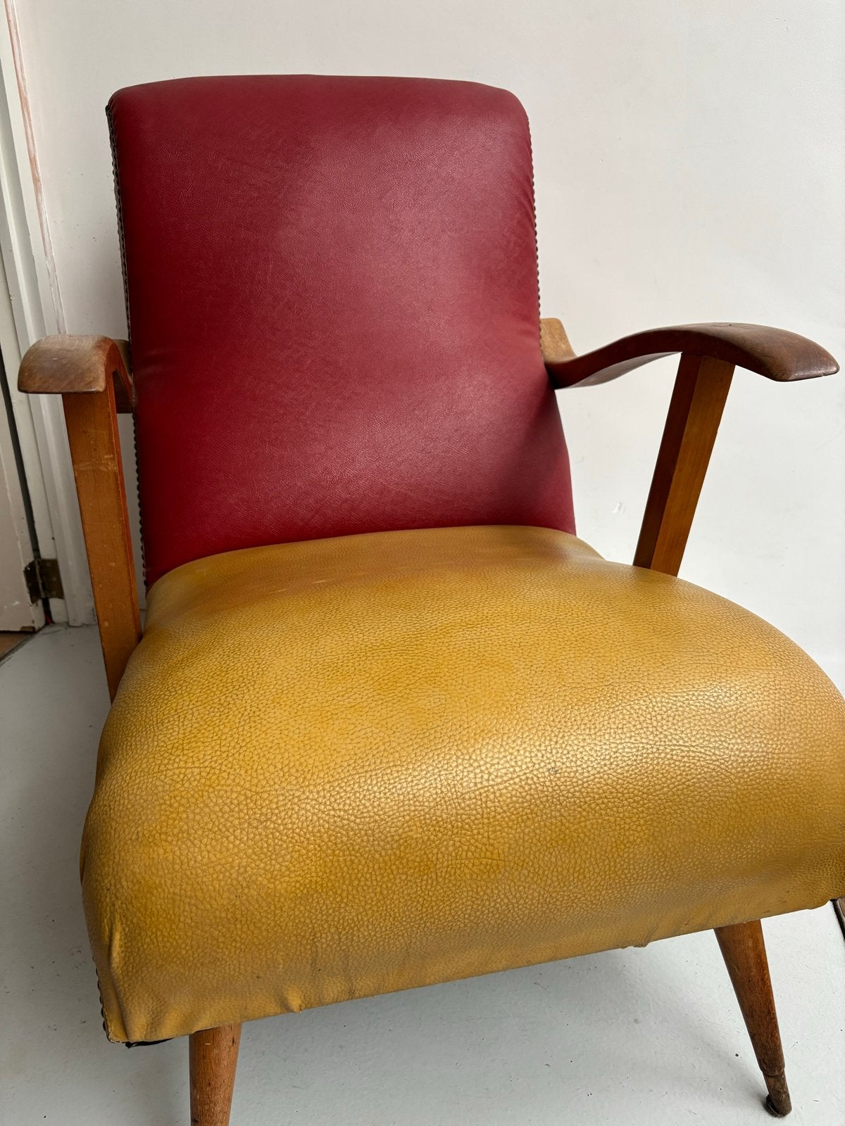 Vintage fauteuil rood/geel met houten armleuningen, Ophalen