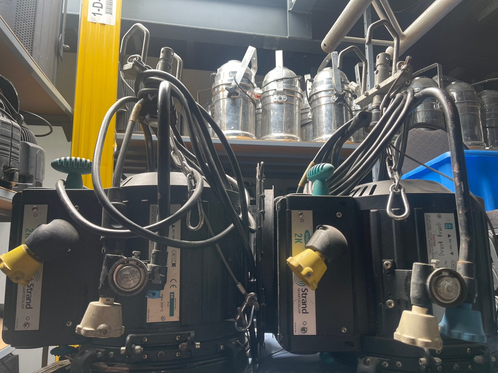 SET 2 Stuks SRAND 2Kw Fresnel + Barndoor & Tv Haak Pole oper, Ophalen, Gebruikt, Licht, Kleur