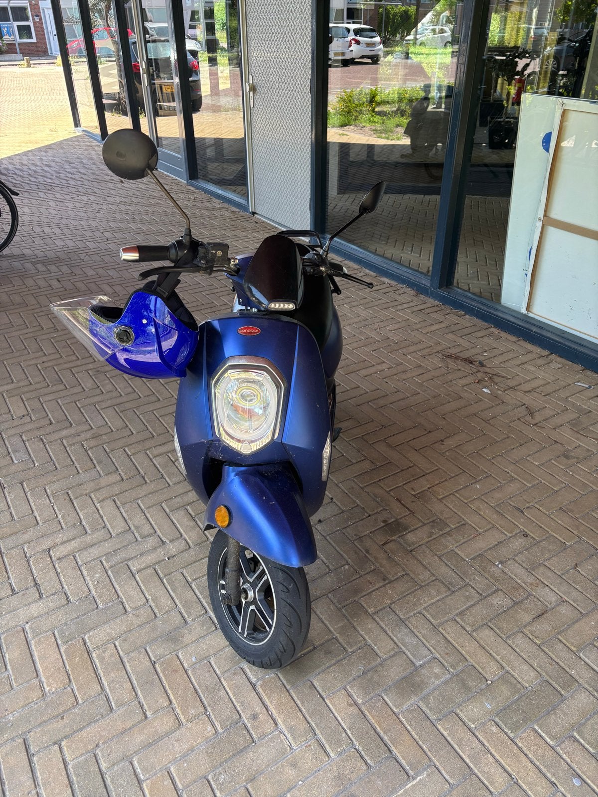 Blauwe elektrische scooter met slot en helms, Ophalen, Gebruikt, Overige typen, Overige merken