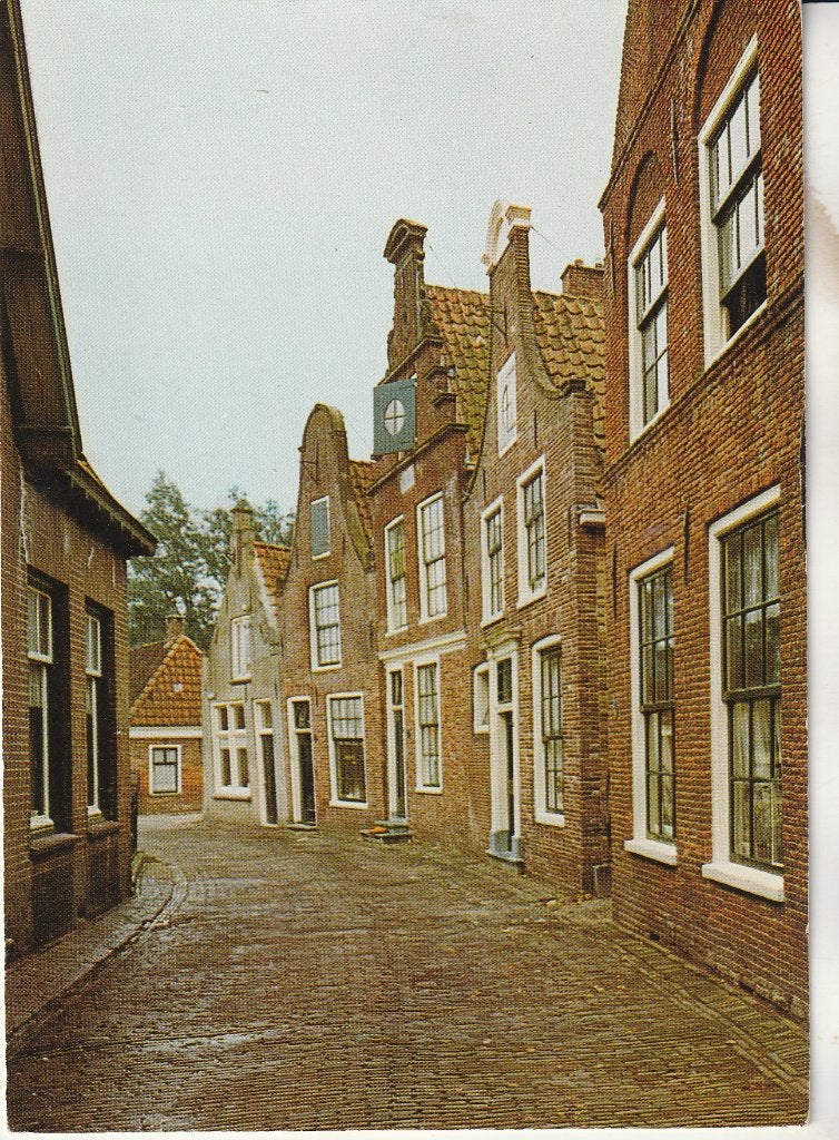 Ansichtkaart Blokzijl - Straatje met oude huizen (1981), Verzamelen, Ophalen of Verzenden, 1980 tot heden, Gelopen, Overijssel