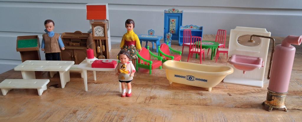 Poppenhuis meubels  - W.Germany  - incl Ari popjes, Verzamelen, Poppenhuizen en Toebehoren, Ophalen of Verzenden, Popje
