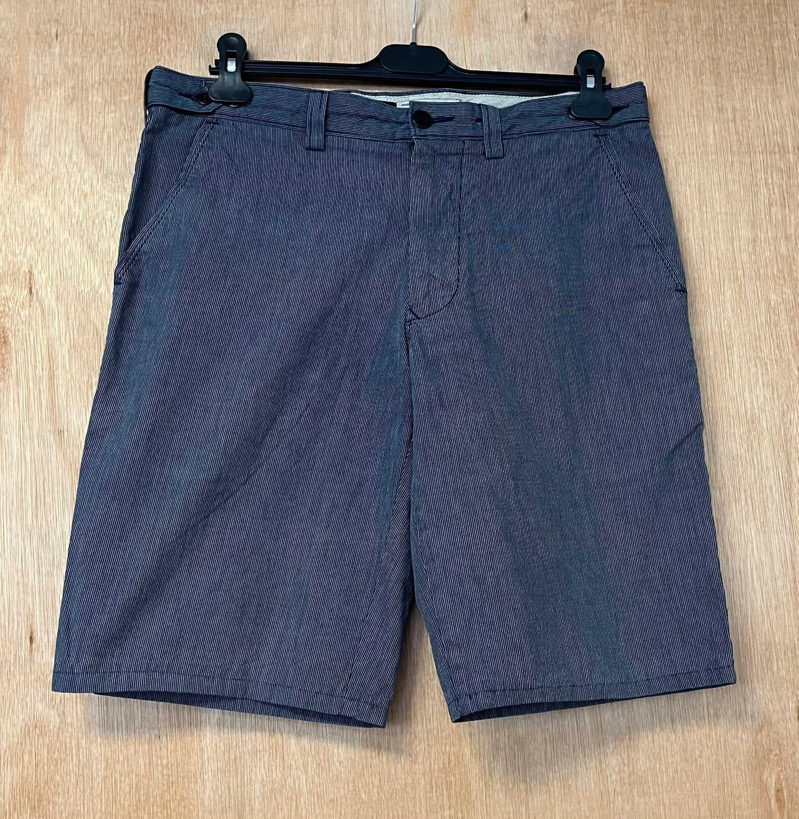 Dockers regular fit chino korte broek pin striped - Maat W33, Ophalen of Verzenden, Zo goed als nieuw, Maat 52/54 (L), Blauw