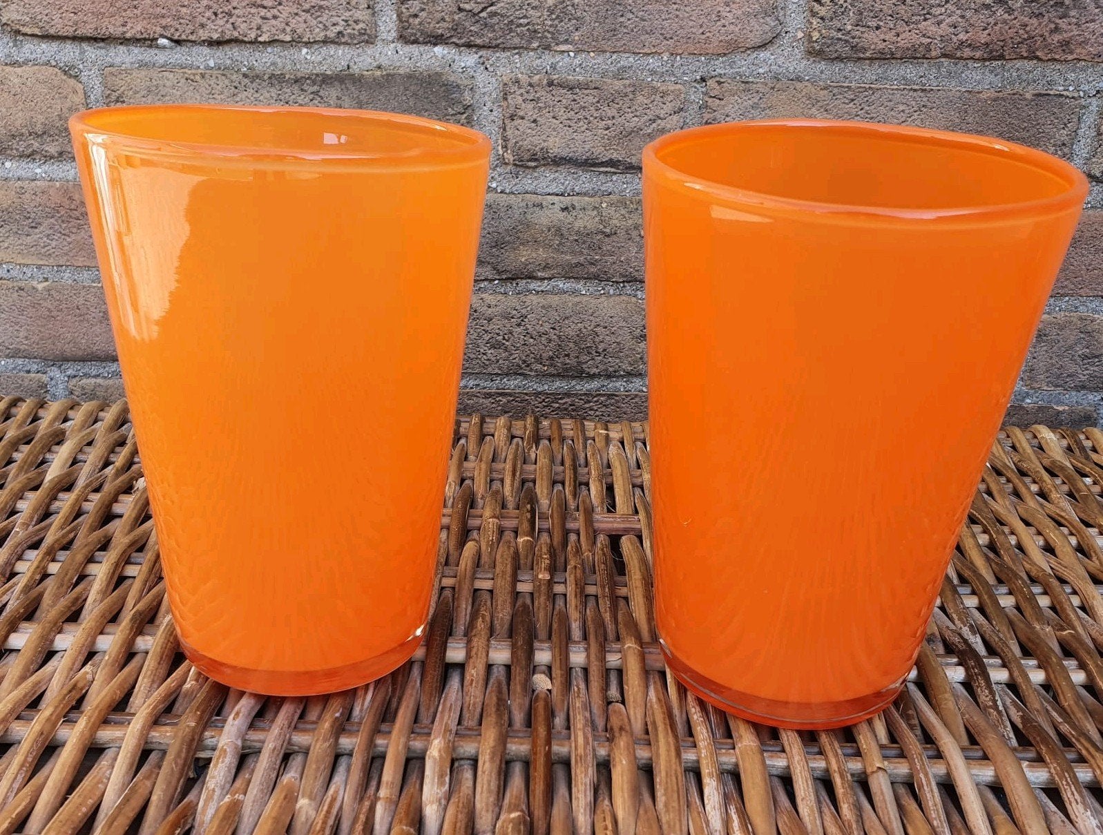 2x oranje vaasjes, Kunststof, Rond, Ophalen of Verzenden, Minder dan 40 cm