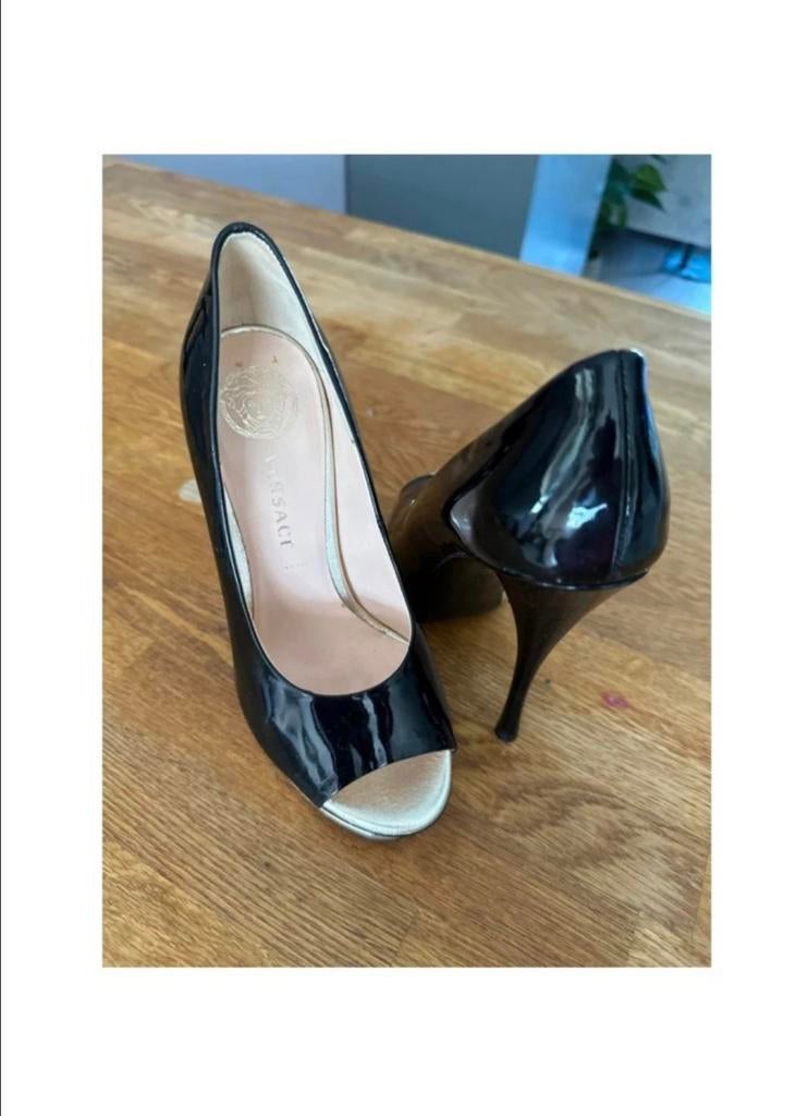 Versace Hakken Zwart Patentleer Maat 35 Goudkleurige Rand, Pumps, Zwart, Ophalen of Verzenden, Zo goed als nieuw