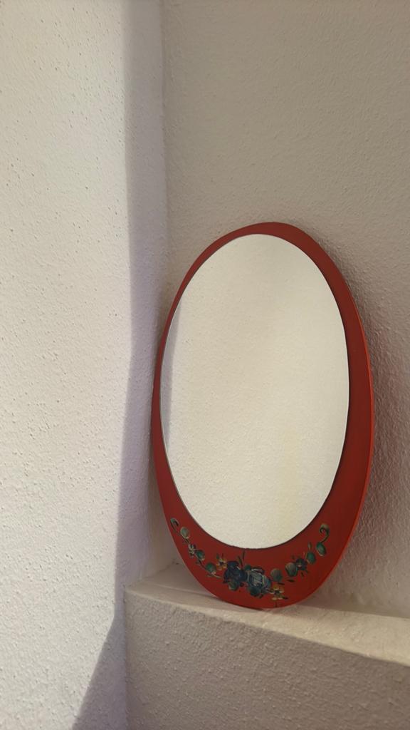 Charmante Vintage Ovale Spiegel - Rood met Handgeschilderde, Antiek en Kunst, Antiek | Spiegels, Ophalen of Verzenden, Ovaal, Minder dan 50 cm