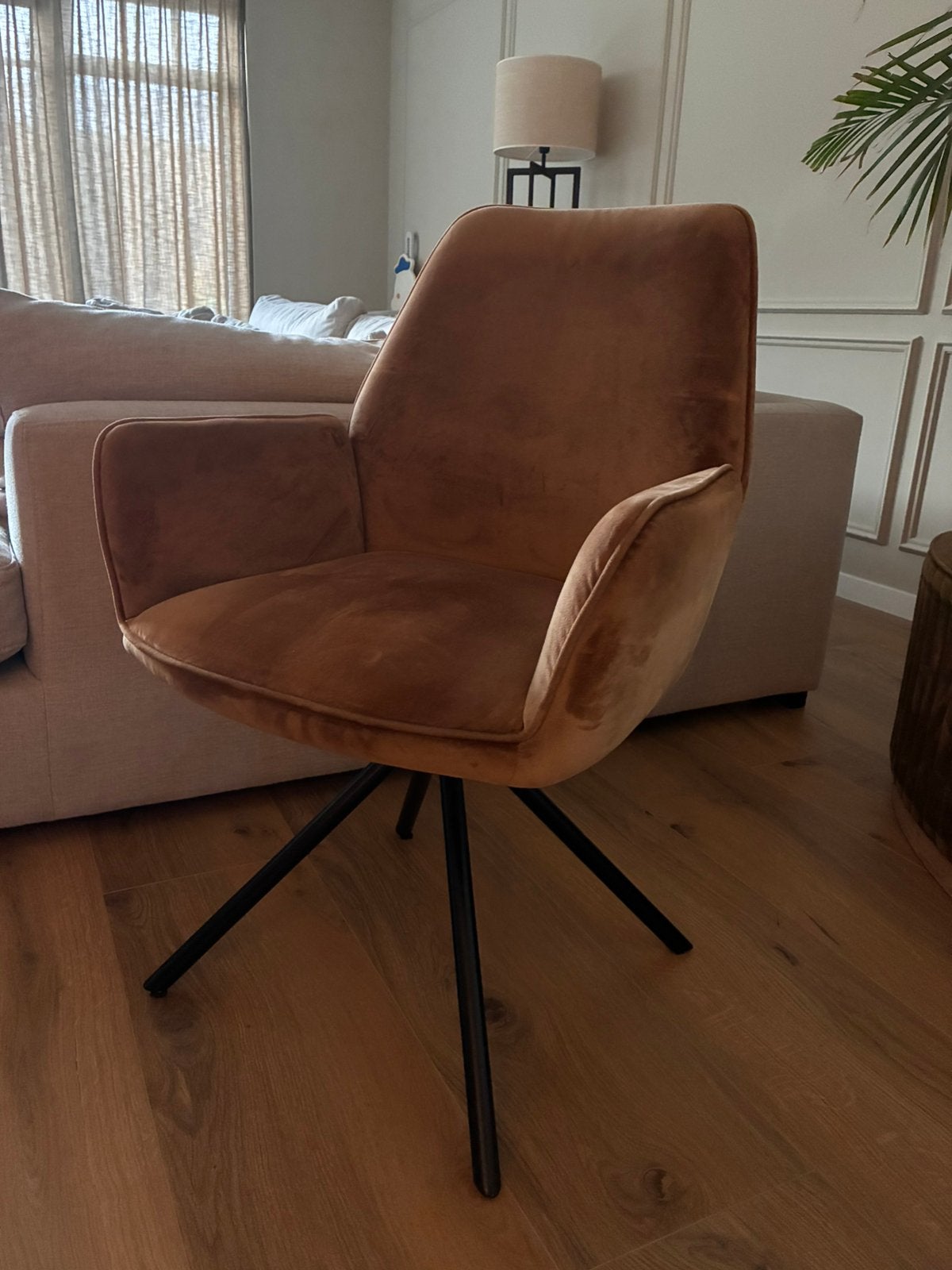 4 Eetkamer stoelen waarvan 1 met een kapotte poot, Ophalen of Verzenden, Zo goed als nieuw, 50 tot 75 cm