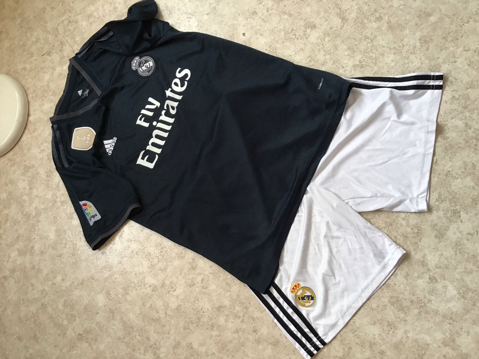Adidas Real Madrid shirt en broekje, Ophalen of Verzenden, Zo goed als nieuw, Set