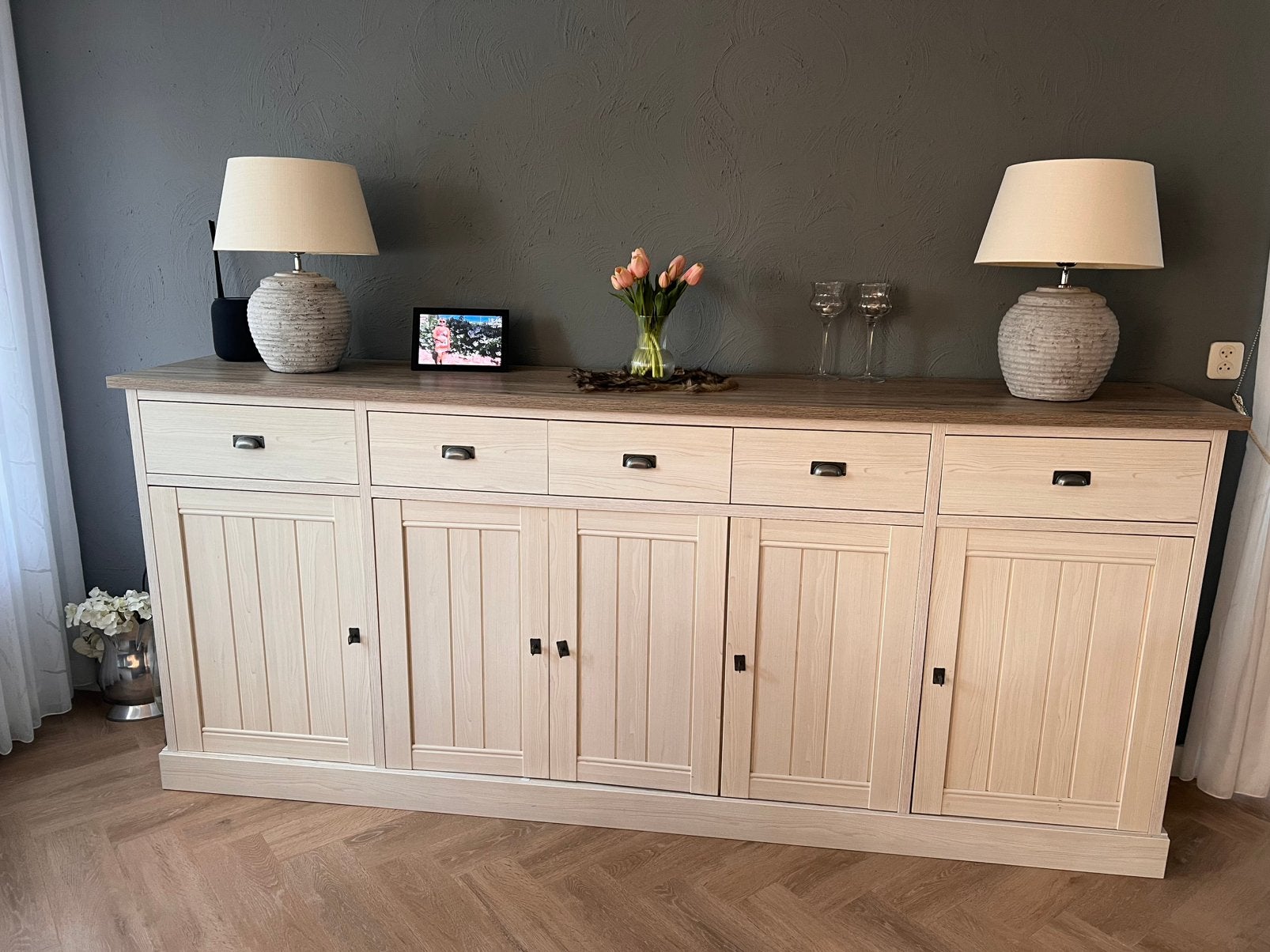Mooie dressoir met veel bergruimte, Huis en Inrichting, Kasten | Dressoirs, Met deur(en), Ophalen of Verzenden, 200 cm of meer