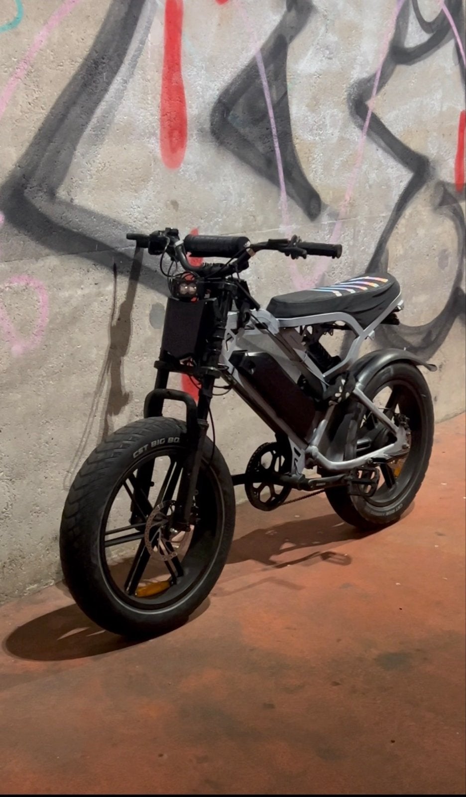 V20 custom, Gebruikt, 59 cm of meer, 30 tot 50 km per accu, Ophalen