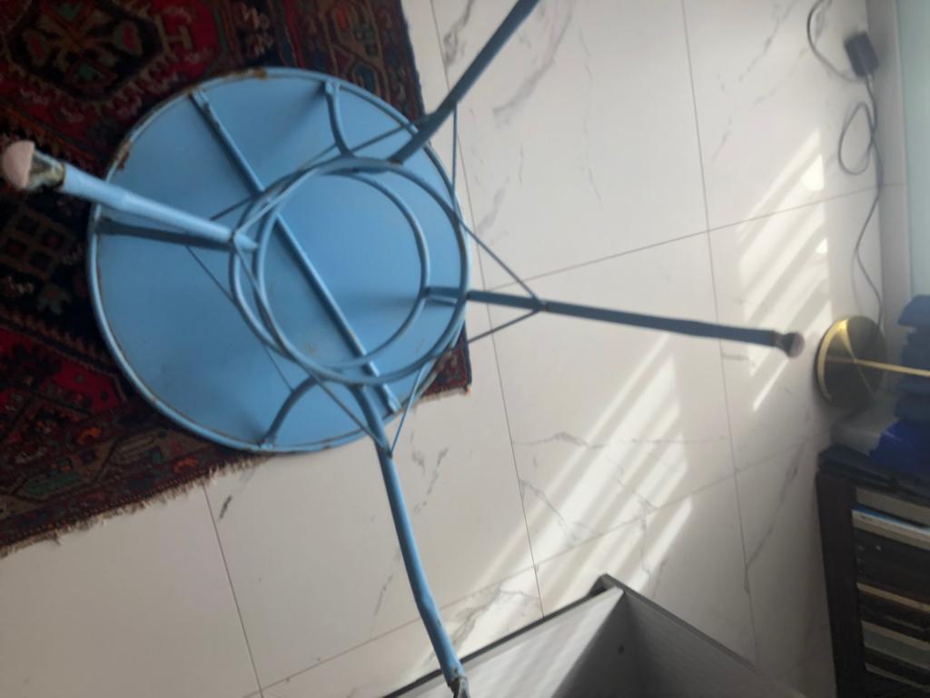 Jaren 6o : Echte brocante blauwe metalen tuintafel., Tuin en Terras, Tuinmeubel-accessoires, Gebruikt, Ophalen of Verzenden