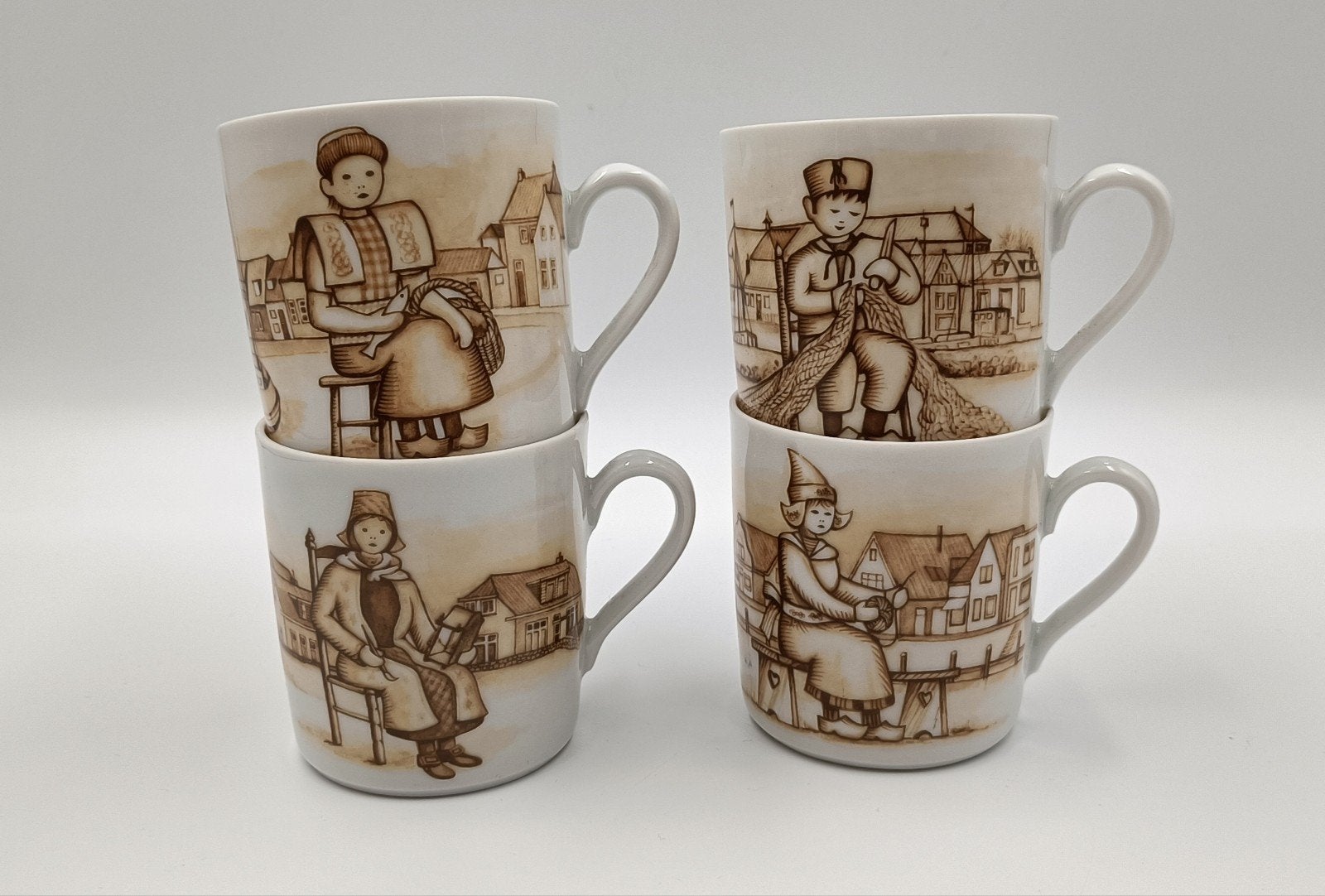 Set van 4 vintage mokken met Nederlandse klederdracht, Huis en Inrichting, Gebruikt, Overige merken, Vintage, Porselein