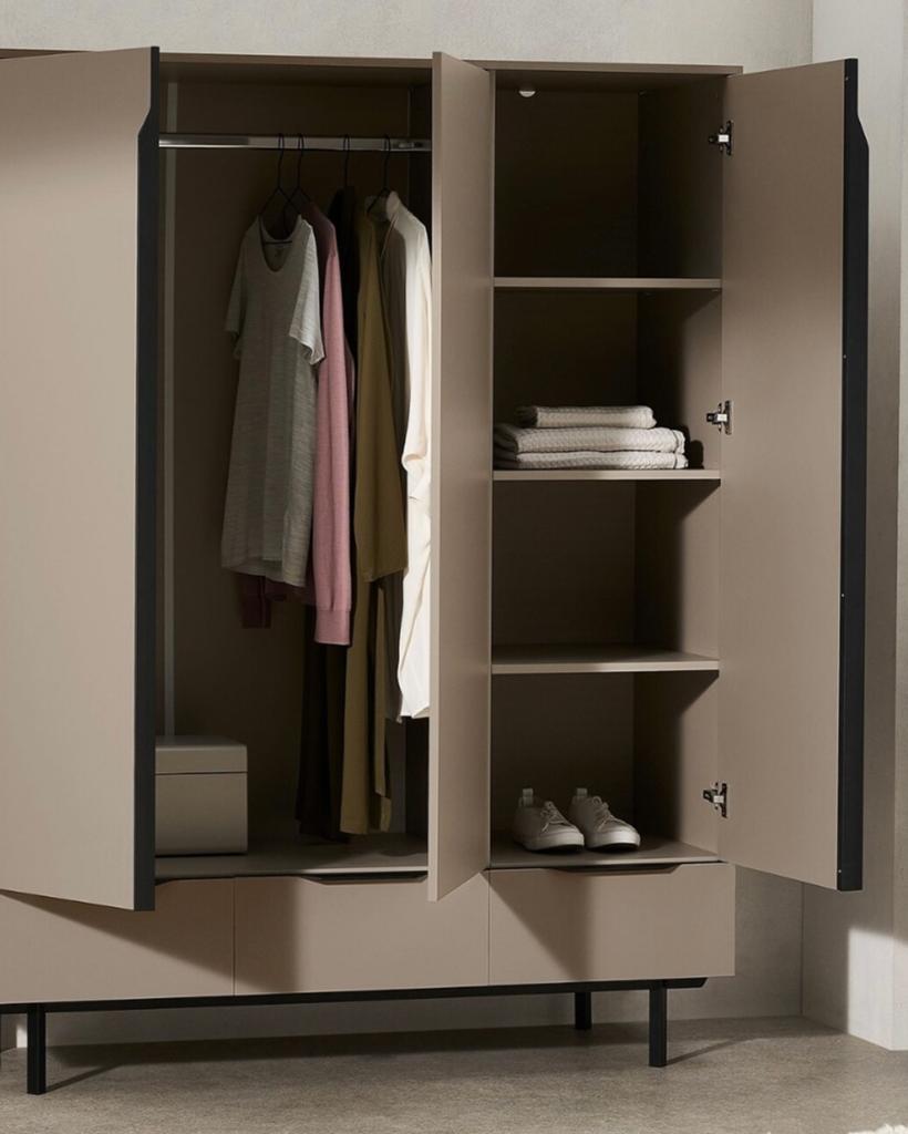 Cappuccino beige kast van MADE, 150 tot 200 cm, Ophalen of Verzenden, Zo goed als nieuw, Minder dan 100 cm