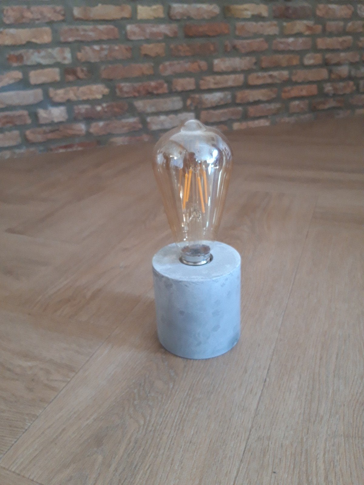 Betonnen tafellamp met Edison gloeilamp op batterijen, Overige merken, Grijs, Industrieel, Overige fittingen