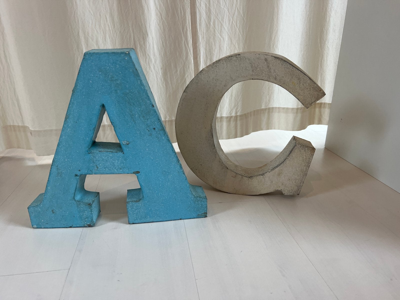 Decoratieve metalen letters A en C, Gebruikt, Metaal, Ophalen of Verzenden, Letters en cijfers