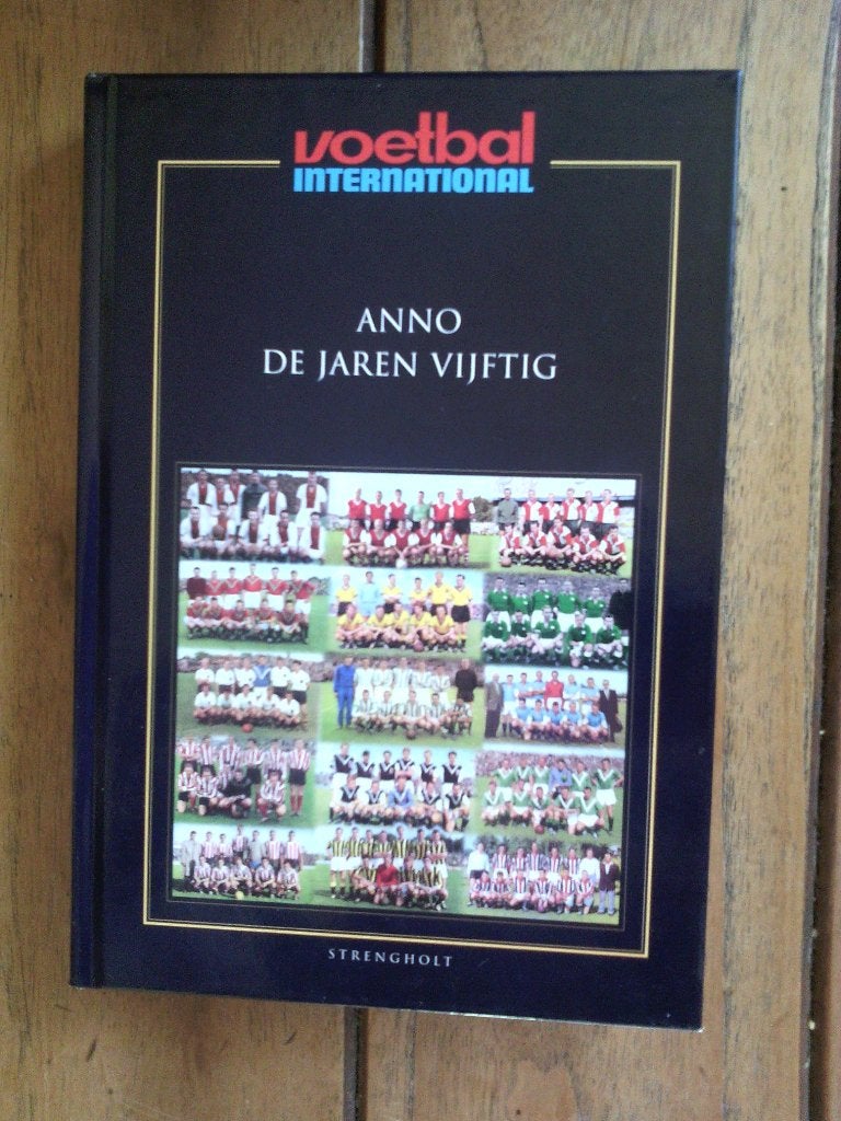 voetbalboek-Anno de jaren vijftig--Voetbal International, Ophalen of Verzenden, Zo goed als nieuw, Balsport