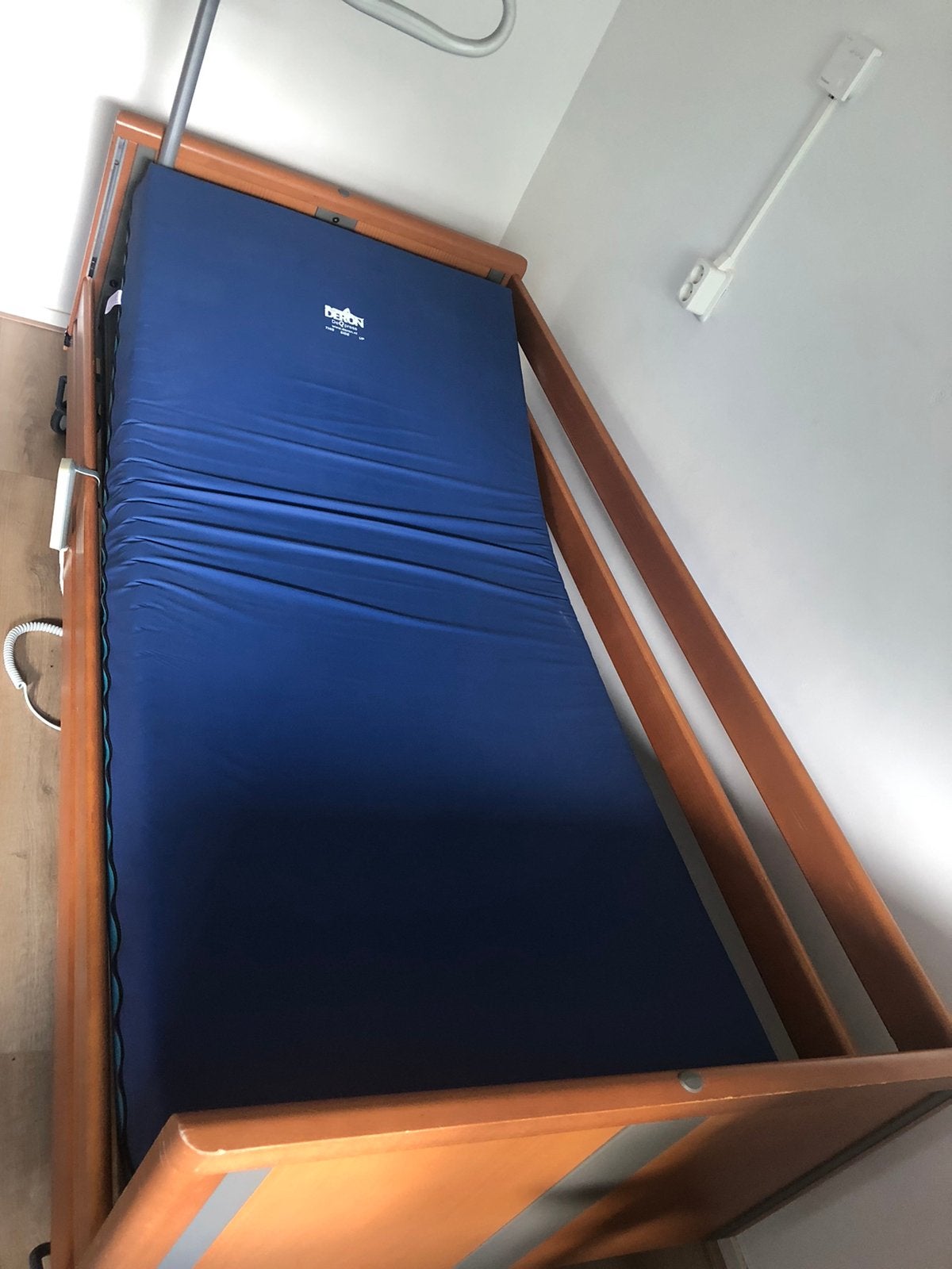 Electrisch zorg bed, Ophalen, Zo goed als nieuw, Eenpersoons, 90 cm