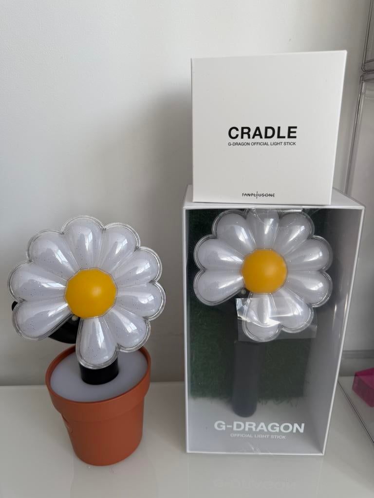 G-Dragon GD lightstick met cradle nieuw, Ophalen of Verzenden, Nieuw