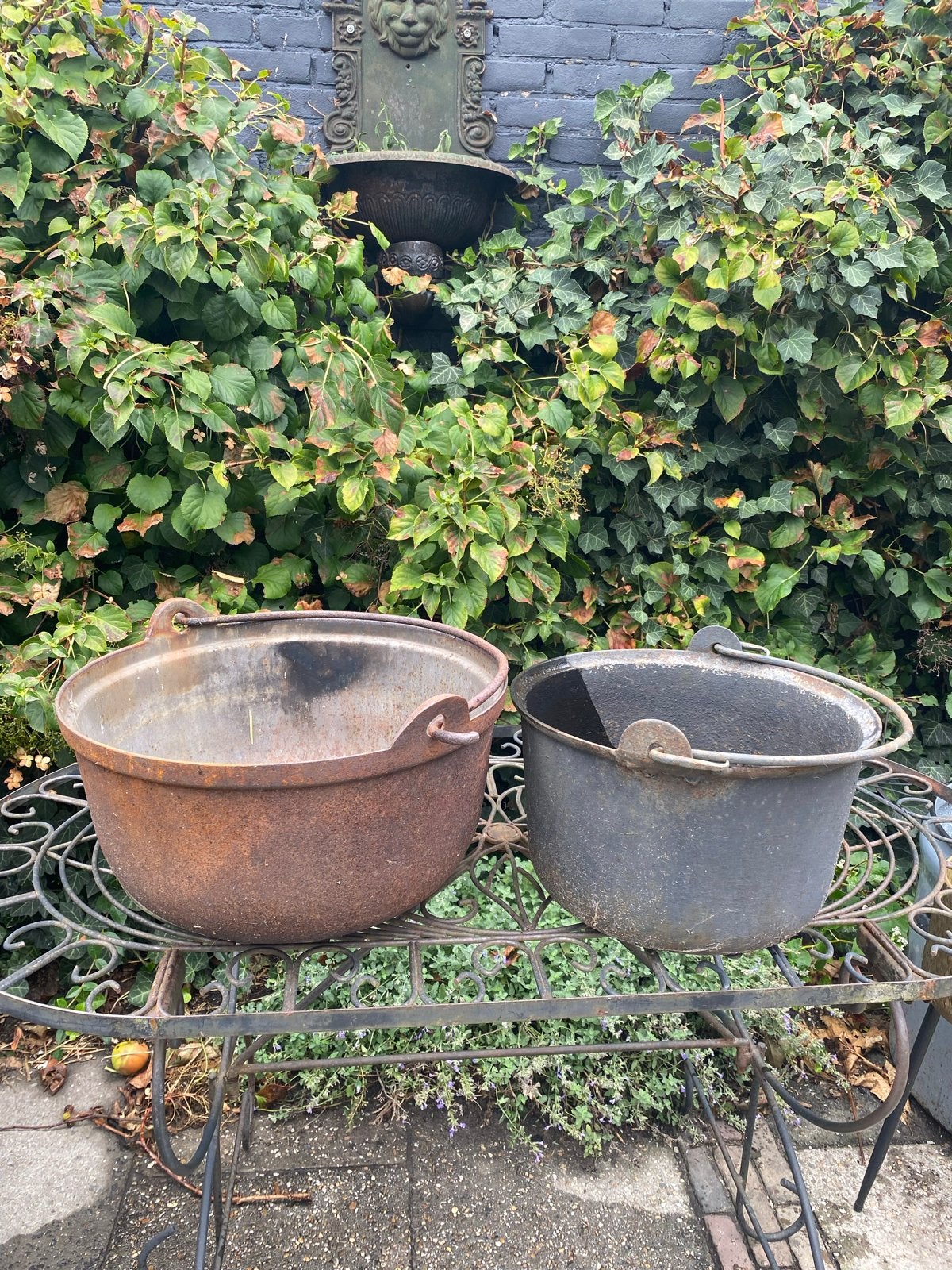 2 Antieke grote zware gietijzeren potten - ketel heksenketel, Ophalen
