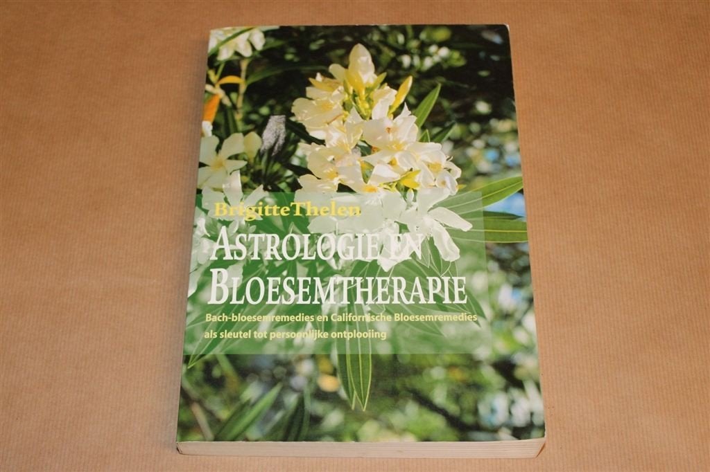 Astrologie & Bloesemtherapie — Bach & Californische Remedies, Boeken, Ophalen of Verzenden, Gelezen, Overige onderwerpen, Achtergrond en Informatie