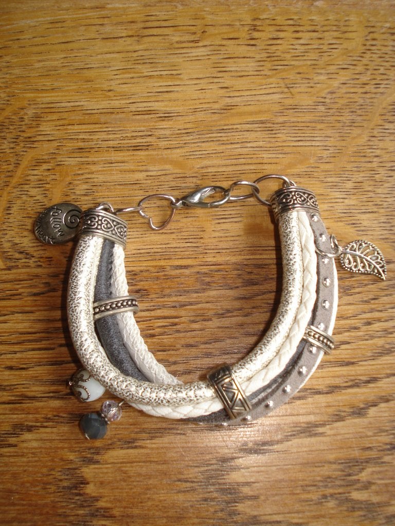 Nieuw: armband armbandje wit/grijs/zilver-kleurig, Overige materialen, Wit, Nieuw, Ophalen of Verzenden